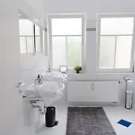 Bella - Business&family - 2 Direkt Neben Schloss, Parkplatz, Smarttv, Netflix, Waschmaschine, 24h Checkin, 71qm, Kingsizebett, Hotelbettwaesche *