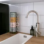 Appartement Bella - Business&family - 2 Direkt Neben Schloss, Parkplatz, Smarttv, Netflix, Waschmaschine, 24h Checkin, 71qm, Kingsizebett, Hotelbettwaesche Ludwigsbourg