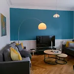 Appartement Bella - Business&family - 2 Direkt Neben Schloss, Parkplatz, Smarttv, Netflix, Waschmaschine, 24h Checkin, 71qm, Kingsizebett, Hotelbettwaesche *