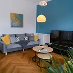 Appartement Bella - Business&family - 2 Direkt Neben Schloss, Parkplatz, Smarttv, Netflix, Waschmaschine, 24h Checkin, 71qm, Kingsizebett, Hotelbettwaesche Ludwigsbourg