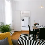 Bella - Business&family - 2 Direkt Neben Schloss, Parkplatz, Smarttv, Netflix, Waschmaschine, 24h Checkin, 71qm, Kingsizebett, Hotelbettwaesche