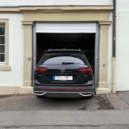 Bella - Business&family - 2 Direkt Neben Schloss, Parkplatz, Smarttv, Netflix, Waschmaschine, 24h Checkin, 71qm, Kingsizebett, Hotelbettwaesche דירה