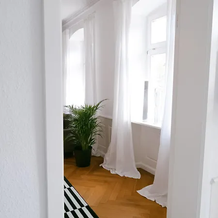 Apartament Bella - Business&family - 2 Direkt Neben Schloss, Parkplatz, Smarttv, Netflix, Waschmaschine, 24h Checkin, 71qm, Kingsizebett, Hotelbettwaesche Ludwigsburg