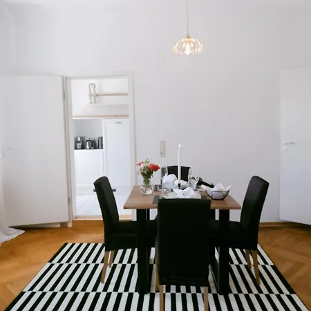 Bella Casa - Business&family - 2 Direkt Neben Schloss, Parkplatz, Smarttv, Netflix, Waschmaschine, 24h Checkin, 71qm, Kingsizebett, Hotelbettwaesche * Ludwigsburg