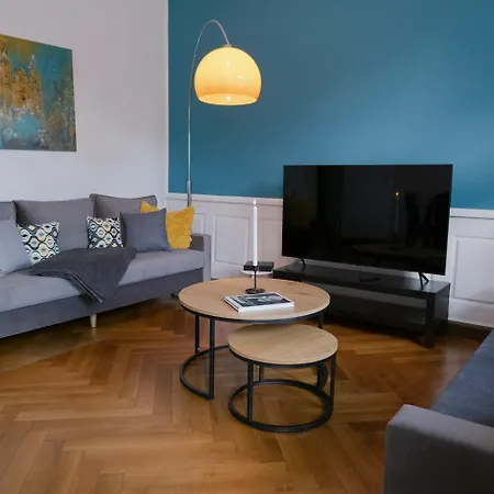 Bella Casa - Business&family - 2 Direkt Neben Schloss, Parkplatz, Smarttv, Netflix, Waschmaschine, 24h Checkin, 71qm, Kingsizebett, Hotelbettwaesche * Ludwigsburg