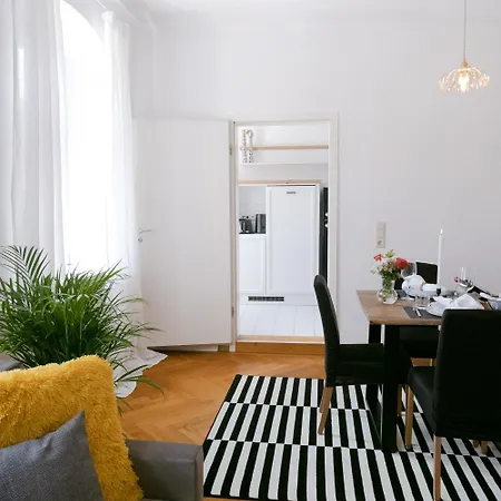 Beluna Living - Business&family - 2 Direkt Neben Schloss, Parkplatz, Smarttv, Netflix, Waschmaschine, 24h Checkin, 71qm, Kingsizebett, Hotelbettwaesche