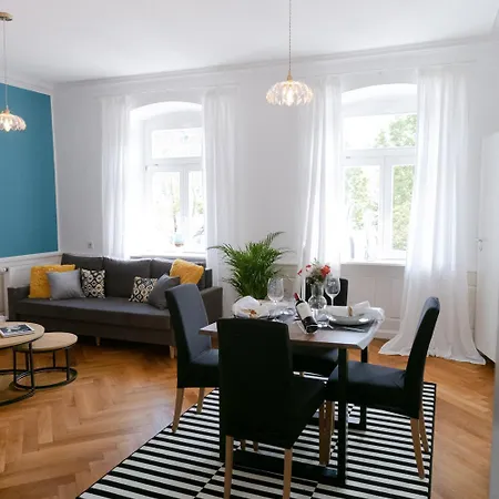 Beluna Living - Business&family - 2 Direkt Neben Schloss, Parkplatz, Smarttv, Netflix, Waschmaschine, 24h Checkin, 71qm, Kingsizebett, Hotelbettwaesche *