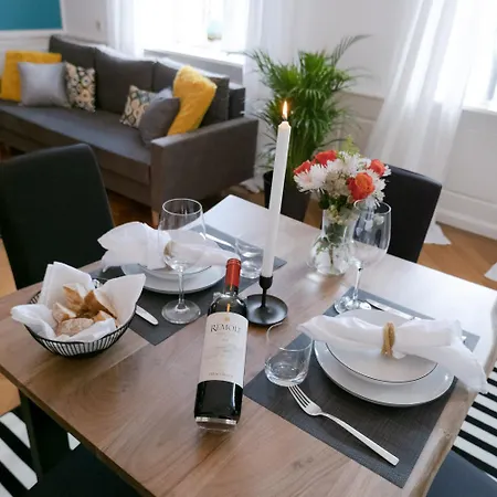 Bella - Business&family - 2 Direkt Neben Schloss, Parkplatz, Smarttv, Netflix, Waschmaschine, 24h Checkin, 71qm, Kingsizebett, Hotelbettwaesche شقة